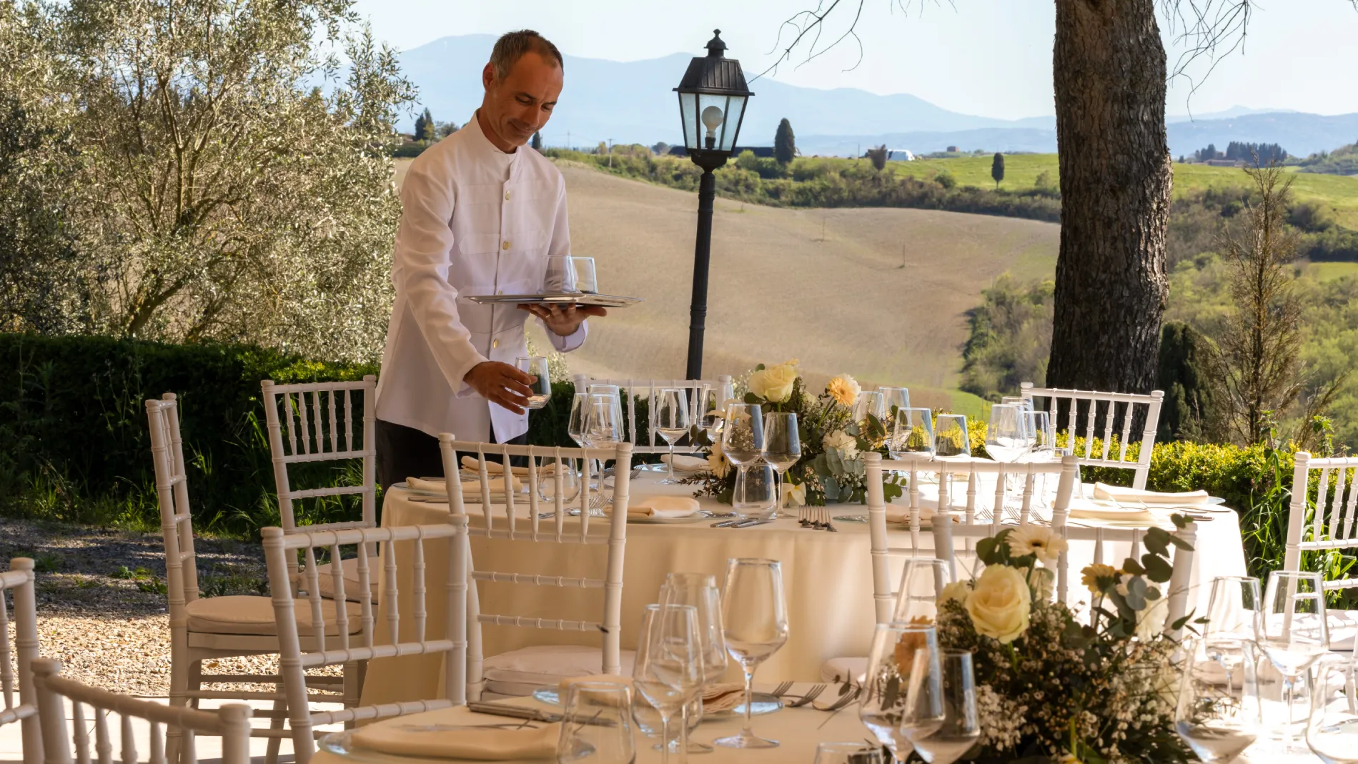 Servizio ristorante all’aperto con mise en place elegante e staff in terrazza panoramica sulle colline toscane - Castello di Leonina, BZAR hotels in Toscana