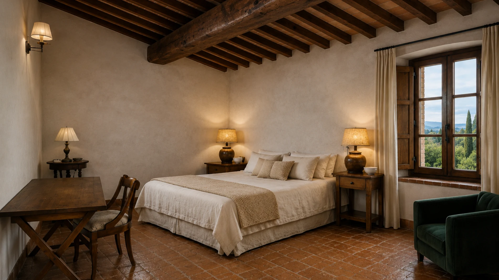 Ampia camera matrimoniale con travi in legno, scrivania e vista sulla campagna toscana vicino Siena - Castello di Leonina, BZAR hotels in Toscana