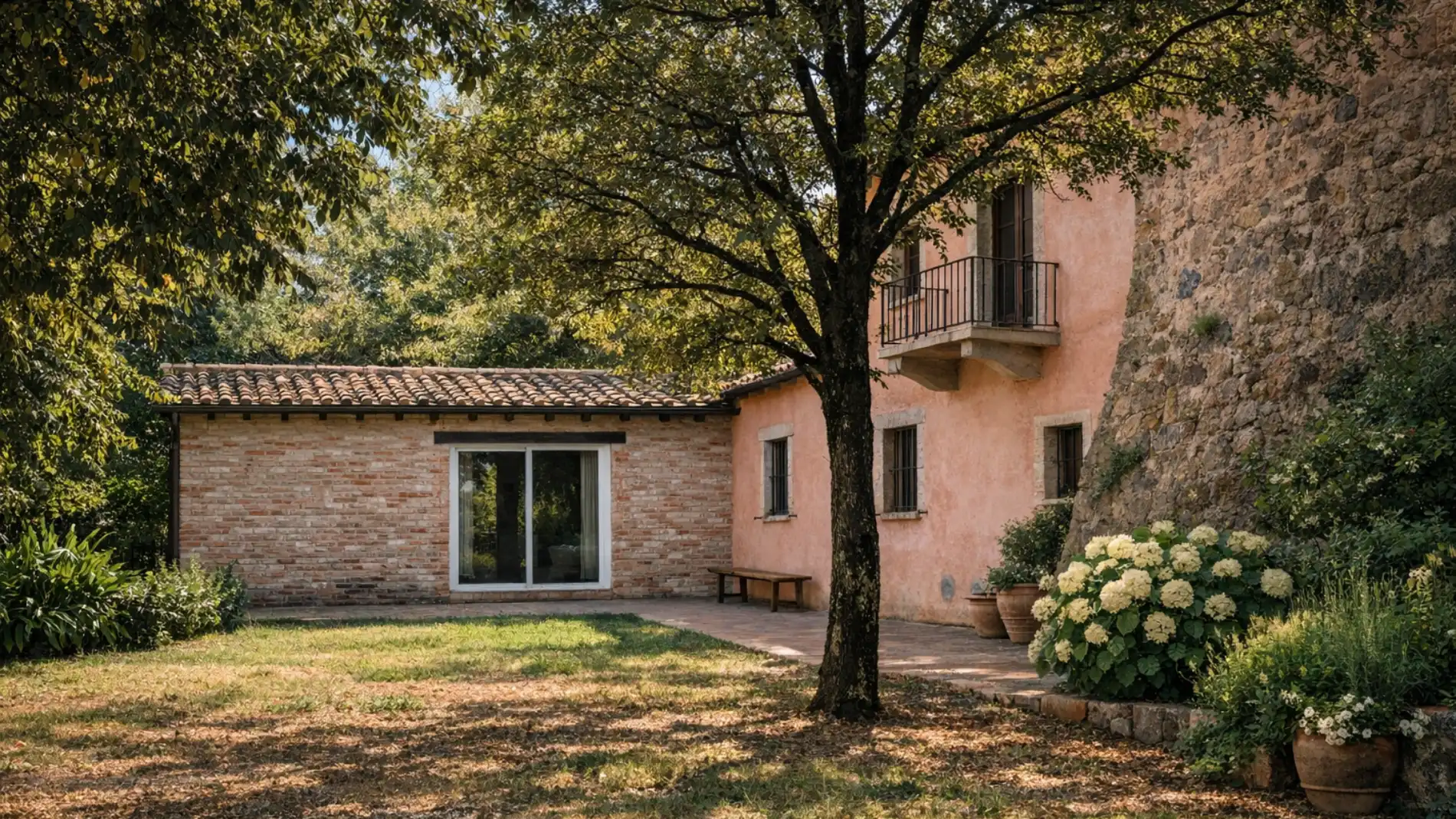 Esterno della dependance con giardino ombreggiato, albero e facciata in pietra immersa nella natura toscana - Castello di Leonina, BZAR hotels in Toscana