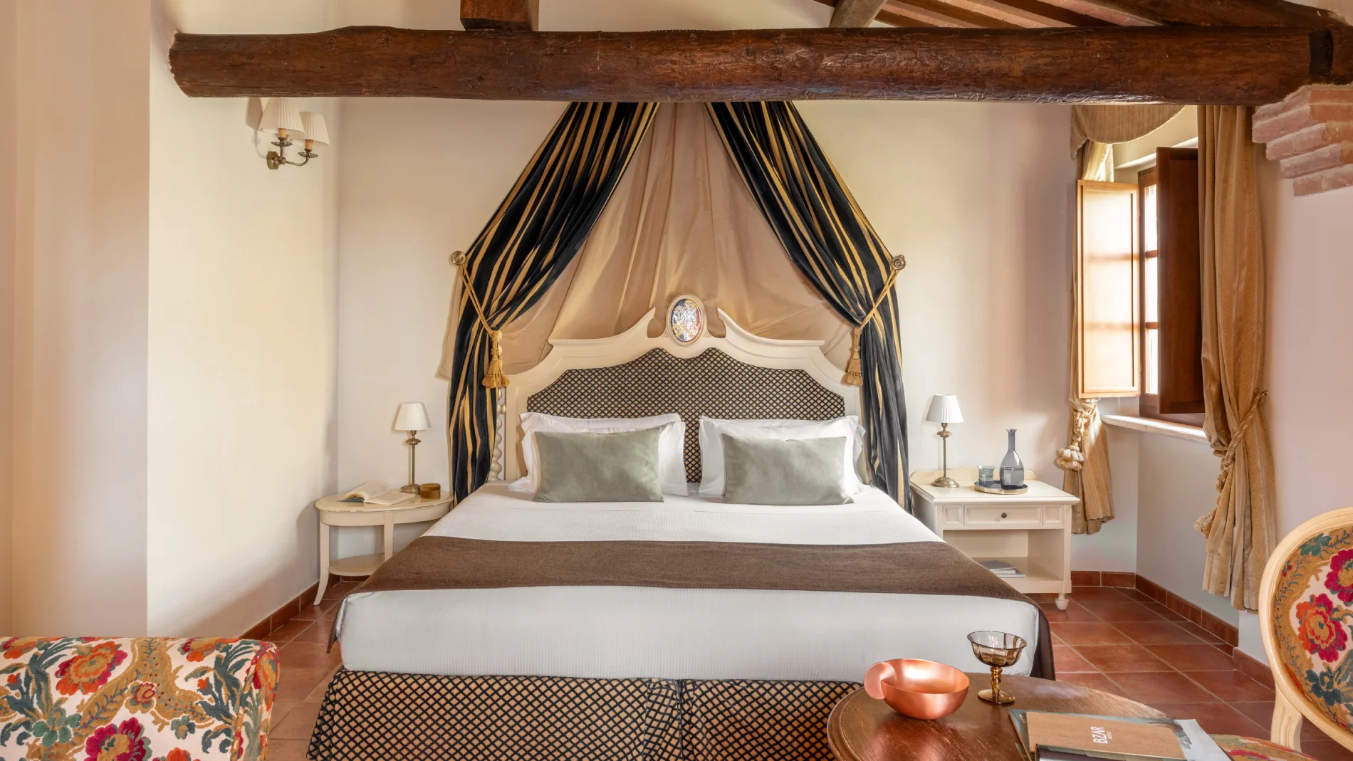 Charming room with canopy bed, wooden beams and elegant Tuscan-style furnishings in Asciano - Castello di Leonina, BZAR hotels in Tuscany