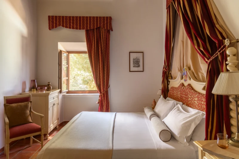 Elegant room in Asciano with canopy double bed, bright window and classic details in the heart of Tuscany - Castello di Leonina, BZAR hotels in Tuscany