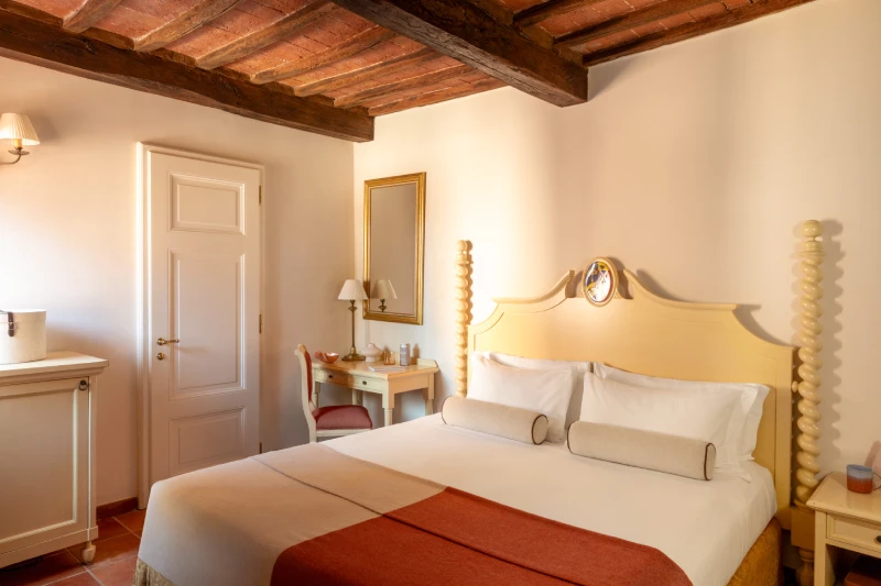 Tuscan double room in Asciano with wooden beams, double bed and classic elegant furnishings overlooking Crete Senesi - Castello di Leonina, BZAR hotels in Tuscany