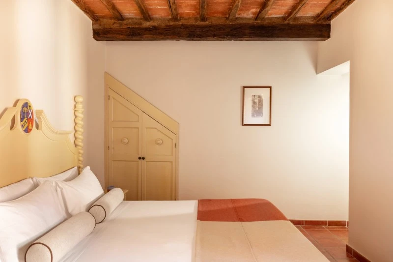 Romantic double room in Crete Senesi with double bed, wooden ceiling and rustic Tuscan details in Asciano - Castello di Leonina, BZAR hotels in Tuscany