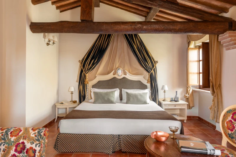 Junior suite in Asciano with canopy double bed, wooden beams and elegant atmosphere in the heart of Tuscany - Castello di Leonina, BZAR hotels in Tuscany