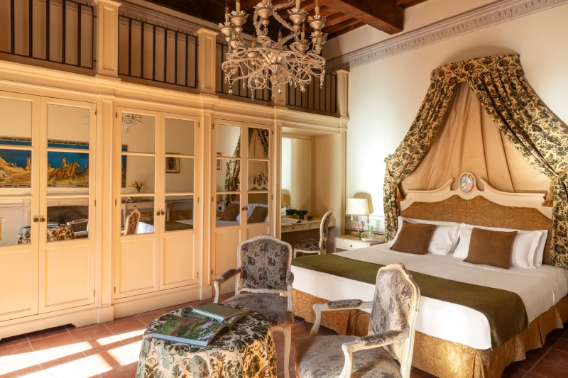 Deluxe junior suite in Asciano with canopy bed, elegant chandelier and classic furnishings in the heart of Tuscany - Castello di Leonina, BZAR hotels in Tuscany
