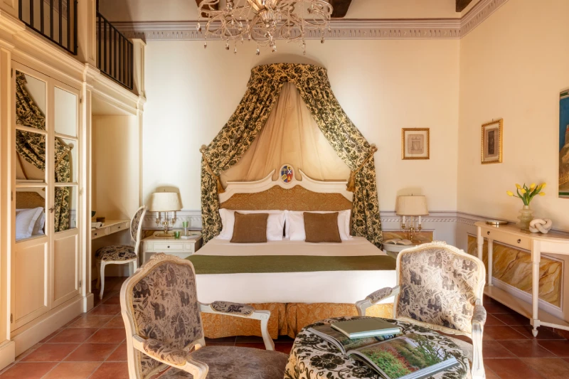 Spacious Tuscan junior suite with canopy bed, loft and mirrored wardrobe in an elegant relais near Siena - Castello di Leonina, BZAR hotels in Tuscany