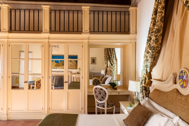 Refined junior suite in Asciano with canopy bed, decorative details and classic atmosphere in the Crete Senesi - Castello di Leonina, BZAR hotels in Tuscany