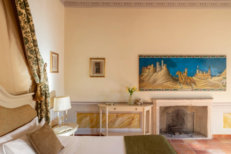 Charming suite with fireplace, artwork and elegant furnishings in typical Tuscan style in Asciano near Siena - Castello di Leonina, BZAR hotels in Tuscany
