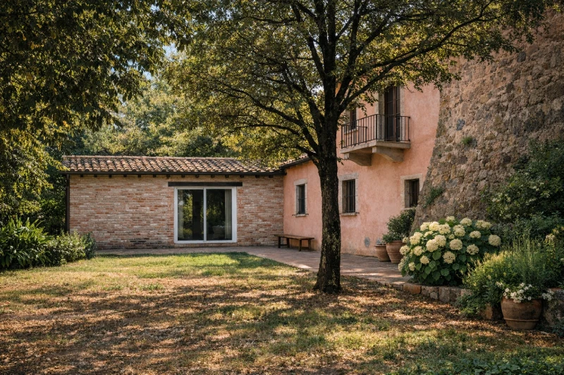 Giardino privato con alberi e spazi relax accanto alla villa immersa nella campagna toscana - Villa San Bartolomeo, BZAR hotels in Toscana