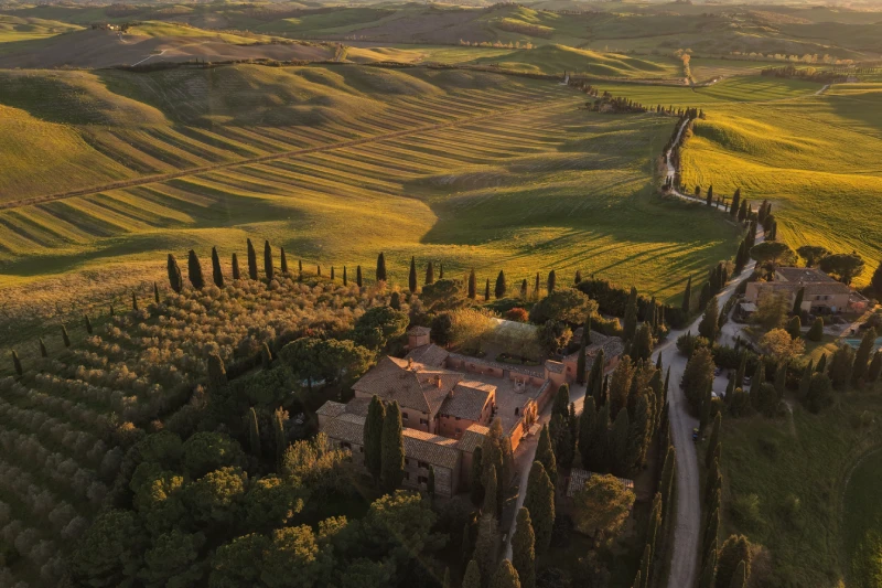 Panorama al tramonto sulla villa tra colline sinuose e luce dorata nel cuore della Toscana - Villa San Bartolomeo, BZAR hotels in Toscana
