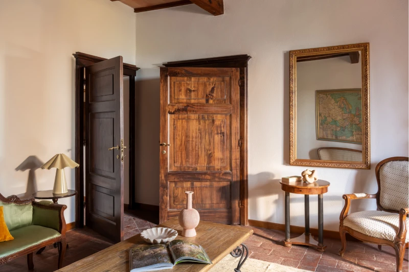 Ingresso elegante della Villa Annex Adults Only con porta in legno antico, specchio dorato e arredi d'epoca ad Asciano - Castello di Leonina, BZAR hotels in Toscana