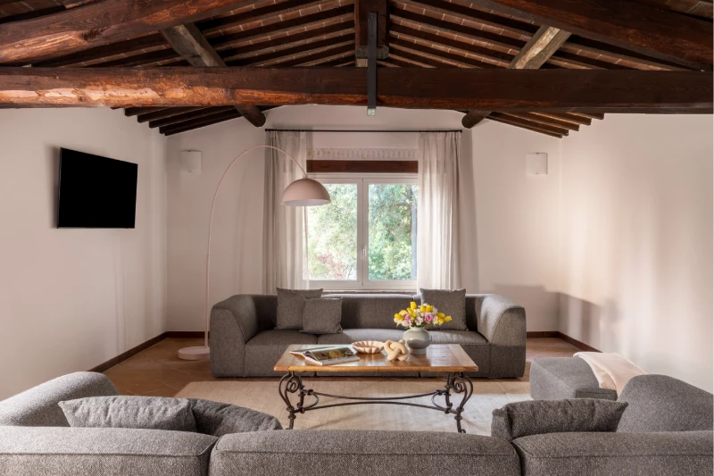 Soggiorno luminoso della Villa Annex Adults Only con divani e vista sul giardino, immerso nelle Crete Senesi toscane - Castello di Leonina, BZAR hotels in Toscana