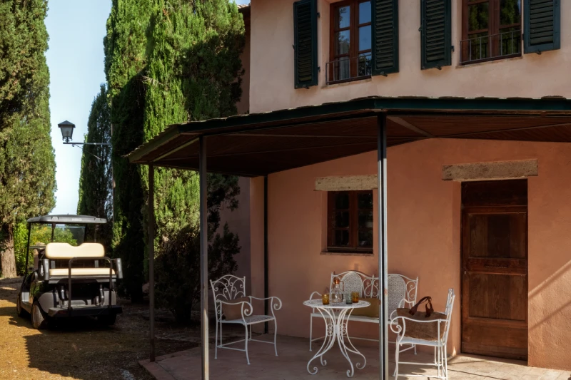Esterno della Villa Annex Adults Only con facciata rosa toscana, portico e cipressi ad Asciano - Castello di Leonina, BZAR hotels in Toscana