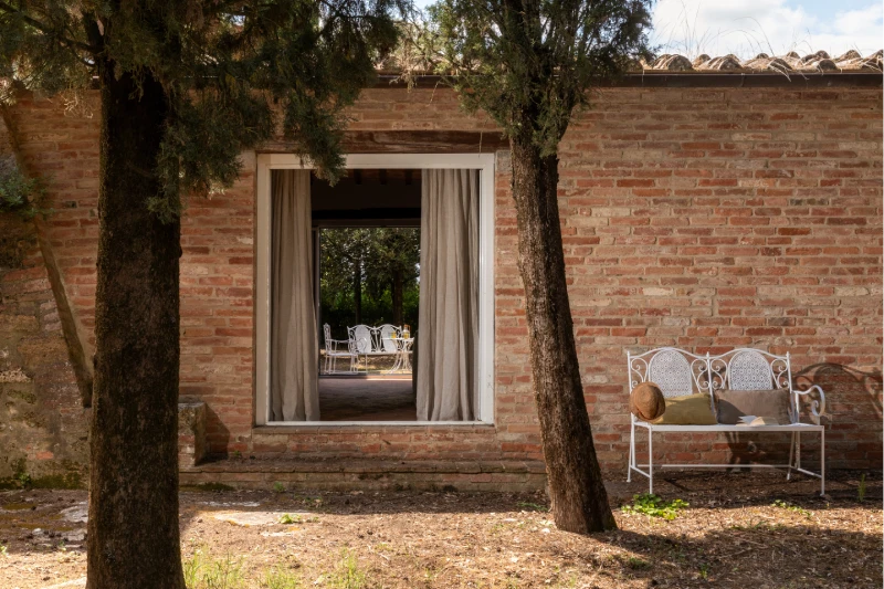 Muro in mattoni a vista della Villa Annex Adults Only con scorcio sulla terrazza esterna nelle Crete Senesi ad Asciano - Castello di Leonina, BZAR hotels in Toscana