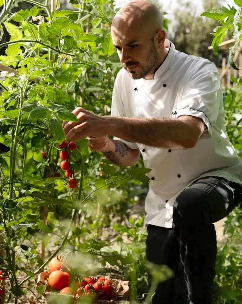 Chef Mirko Vaselli harvesting fresh ingredients for the à la carte menu of a Tuscan restaurant in Asciano - Castello di Leonina, BZAR hotels in Tuscany